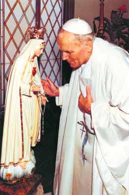 Św. Jan Paweł II przed figurą Matki Bożej Fatimskiej